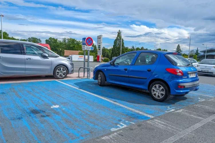 Stationnement abusif sur place handicapé