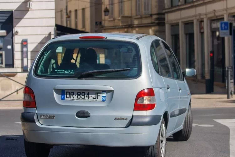 Renault Scenic grise dans une rue