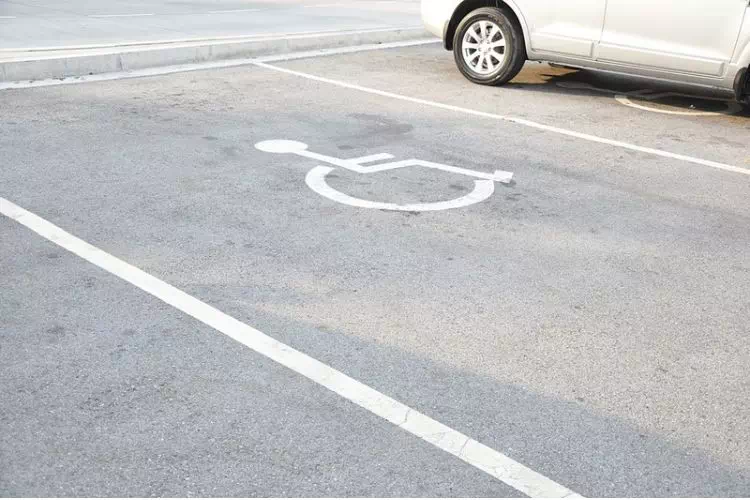 Voiture stationnant sur une place pour handicapé